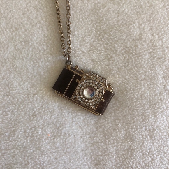 Bejewelled gold camera necklace - Picture 1 of 3